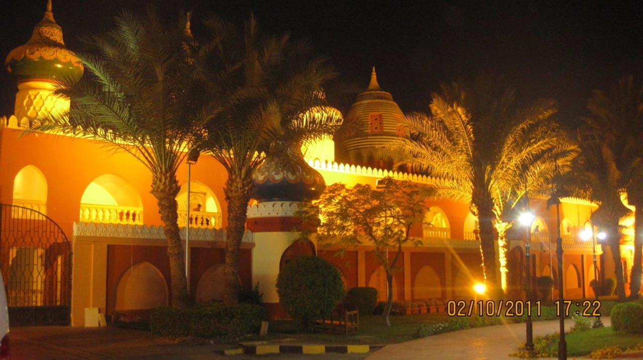 Blick aufs Hotel am Abend Pickalbatros Alf Leila Wa Leila Resort - Neverland Hurghada