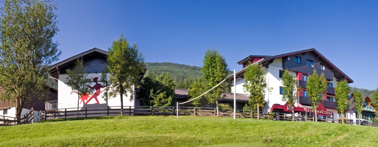 Johennshof mit Turnhalle und Volleyballfeld Bachlehen & Johanneshof, Jugendsporthotel