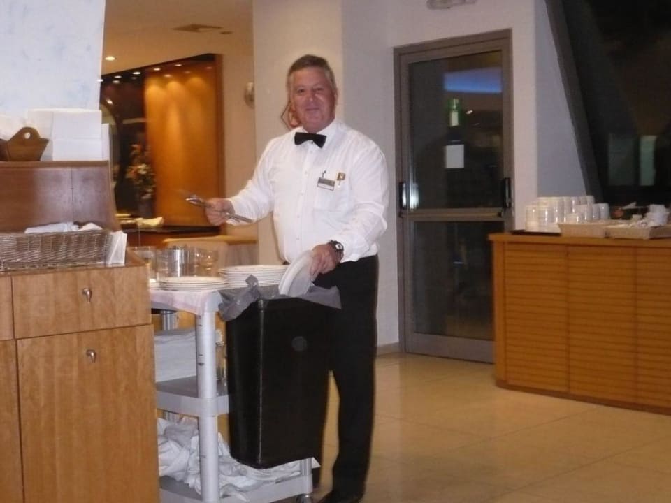 Christos le serveur super sympa Hotel Calypso Beach