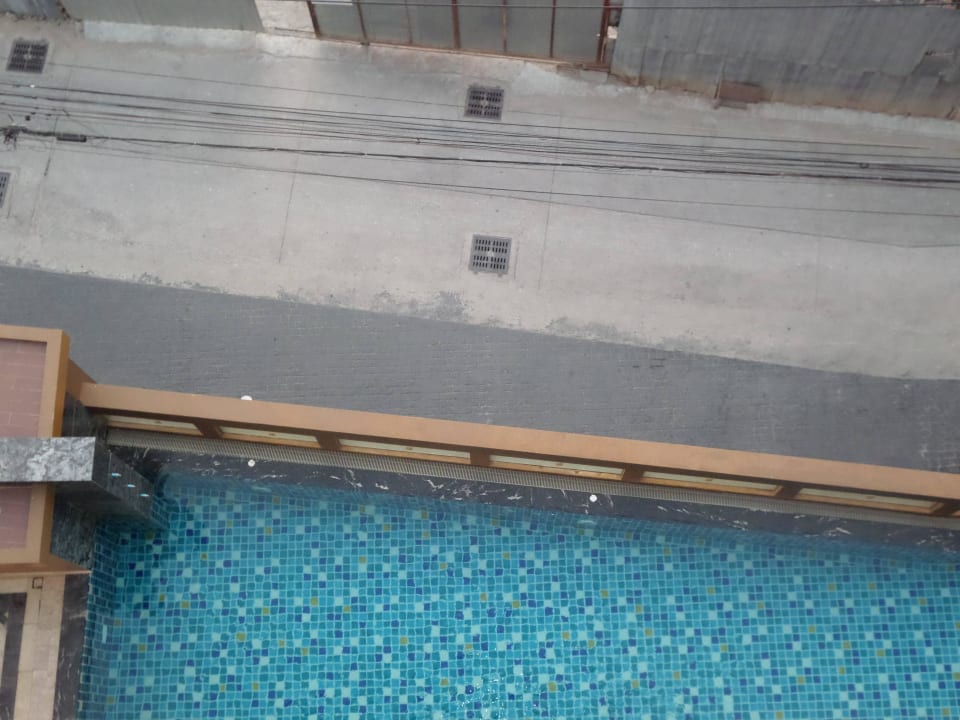 Blick auf den Pool vom Balkon March Hotel Pattaya