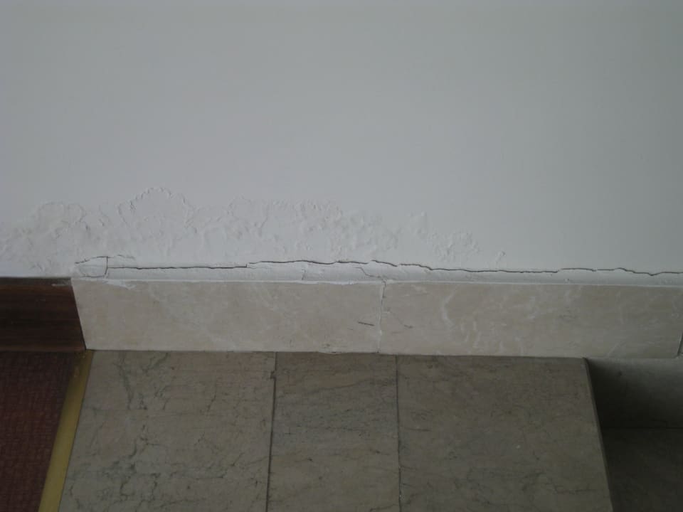 Schimmel im Hausflur des Nebengebäudes am Relaxpool Voyage Belek Golf & Spa