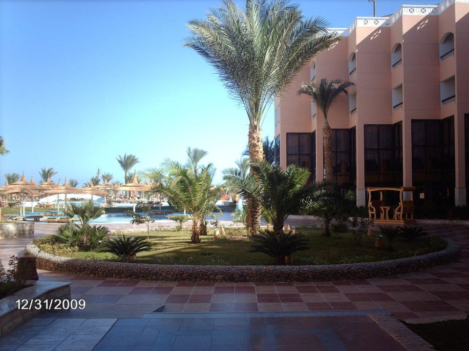 Blick vom Hotel zum Strand Beach Albatros Resort