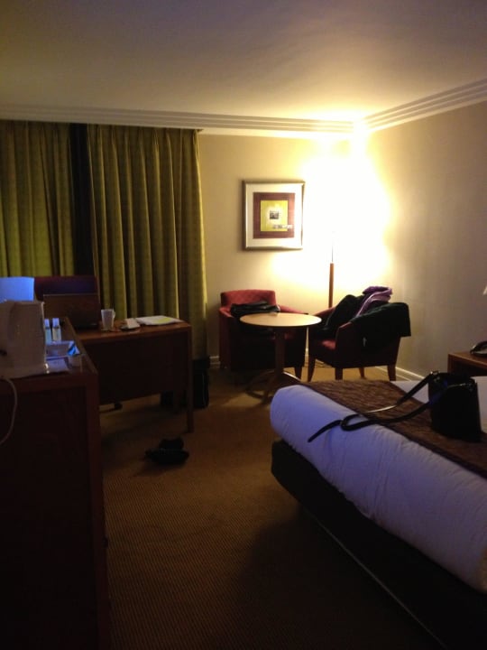 Mit Schreibtusch und Sitzecke + TV  Hotel Crowne Plaza London Heathrow