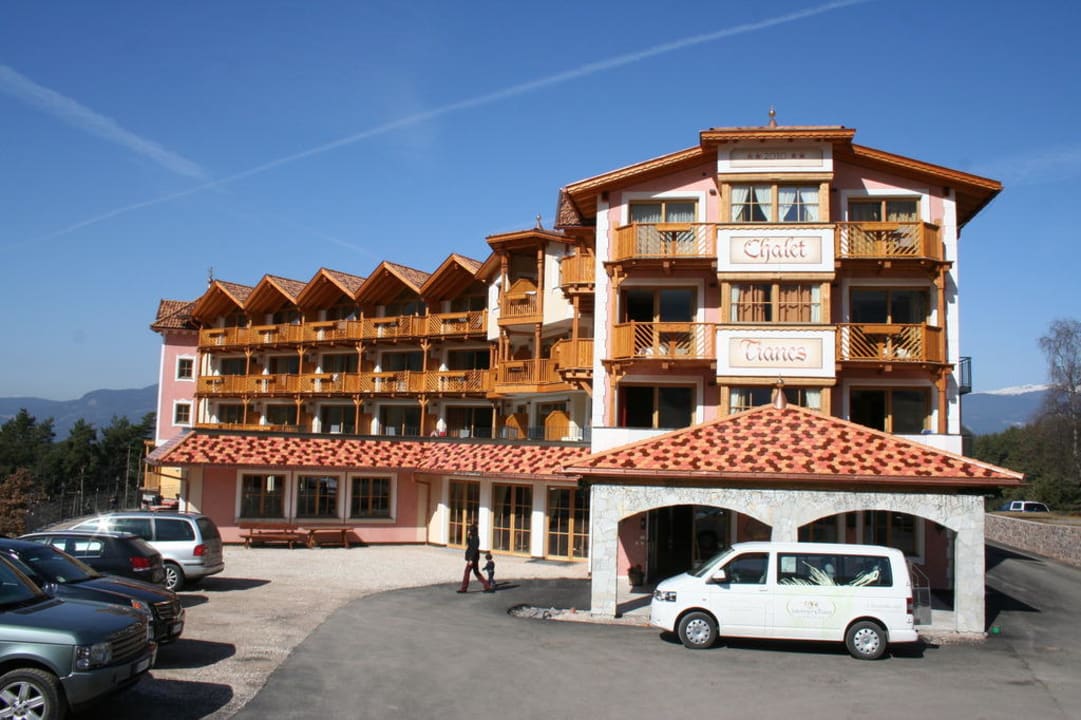 Ansicht Eingangsseite Hotel Chalet Tianes