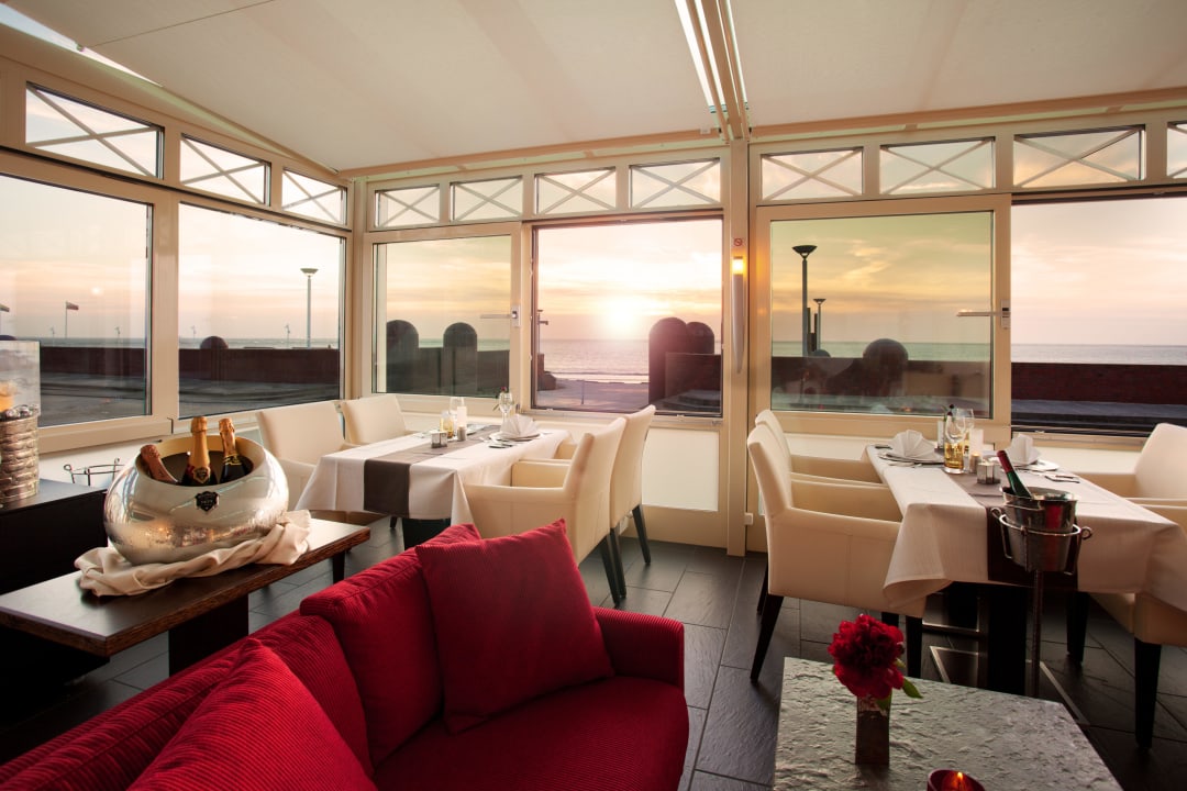 Gourmetrestaurant N'eys bei Sonnenuntergang Strandhotel Georgshöhe