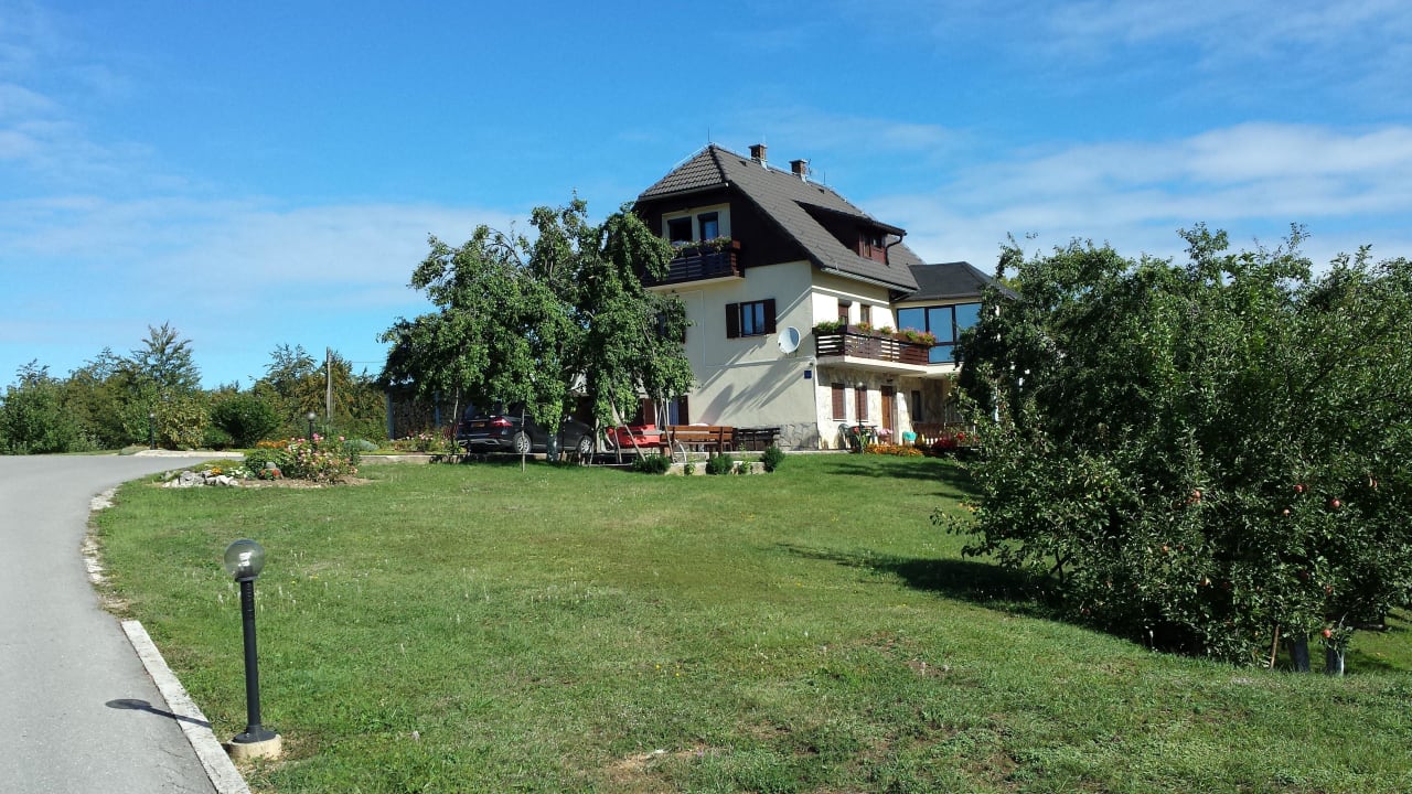 Auffahrt zum Haus Guesthouse Sven