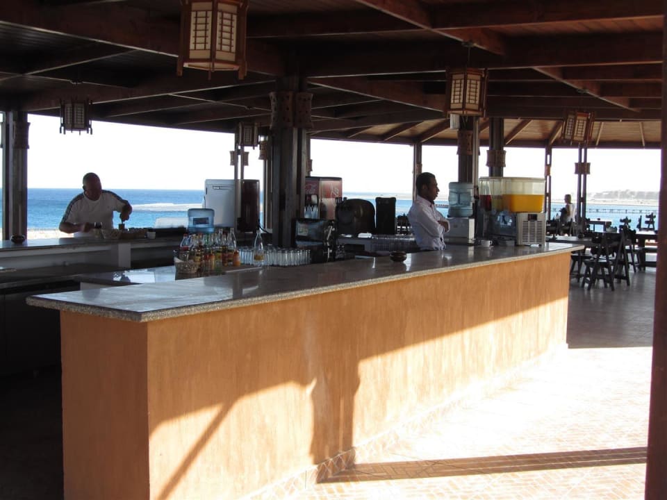 Bedienung am Strandrestaurant Three Corners Equinox Beach Resort