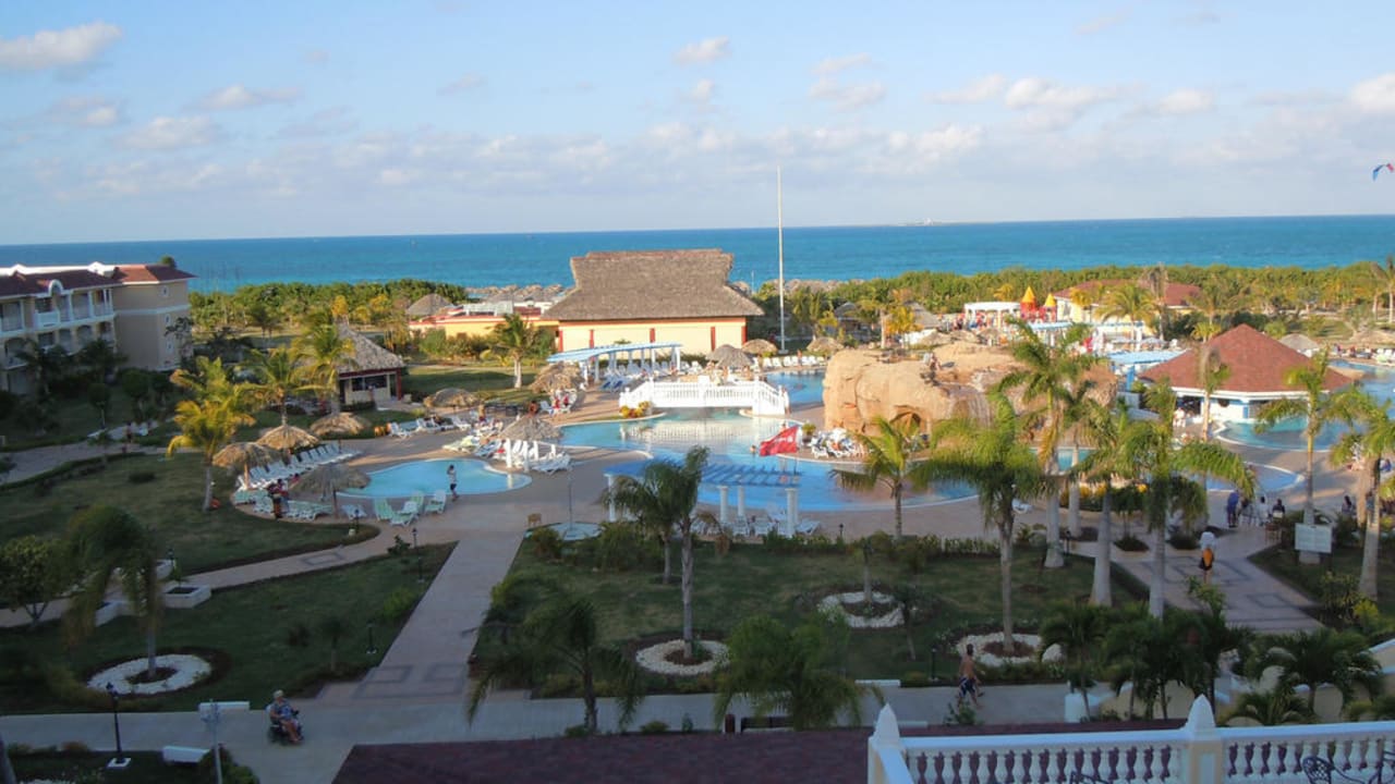 Blick vom Haupthaus zum Hauptpoolbereich Iberostar Origin Laguna Azul