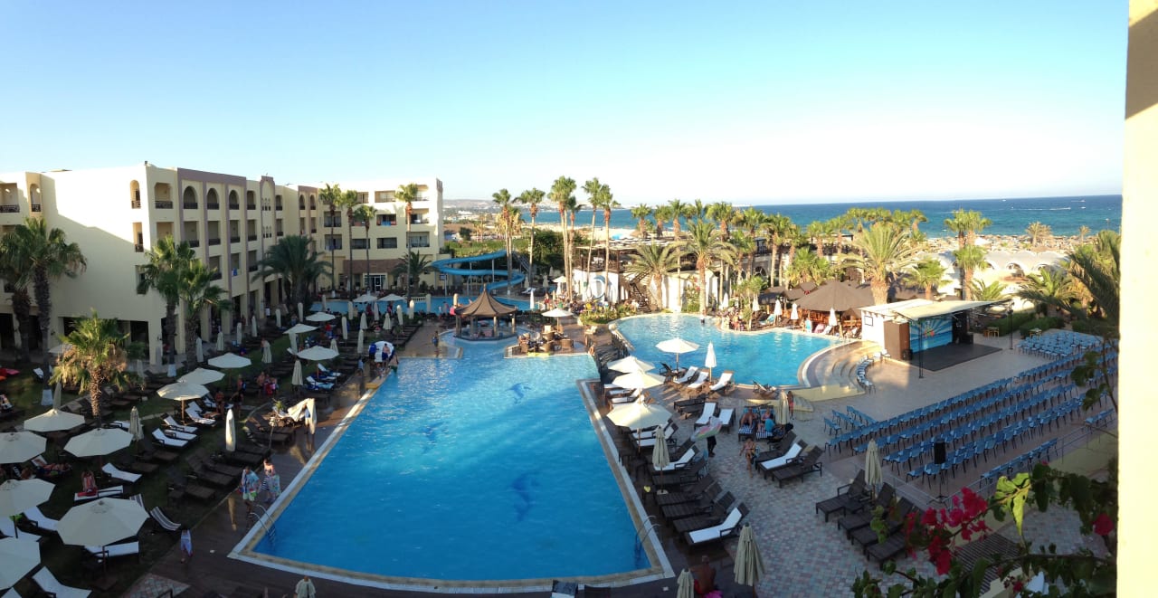 Poolanlage am Abend Hotel Paradis Palace