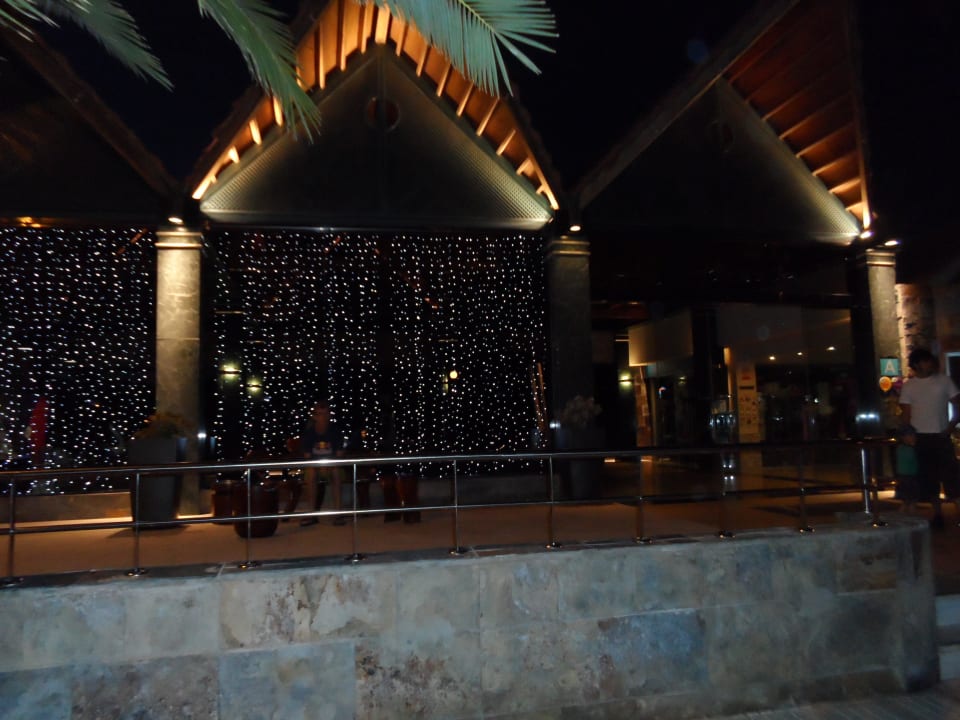 Eingang bei Nacht allsun Hotel Esplendido