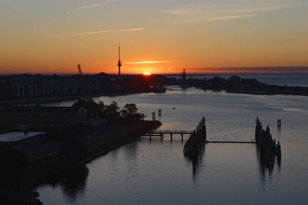 Hafenseite: Ausblick für Frühaufsteher ATLANTIC Hotel Wilhelmshaven