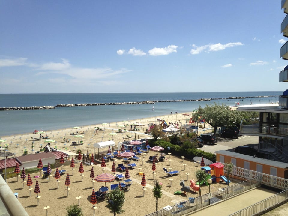 Bick zum Strand vom Balkon aus Hotel Cola Bellaria