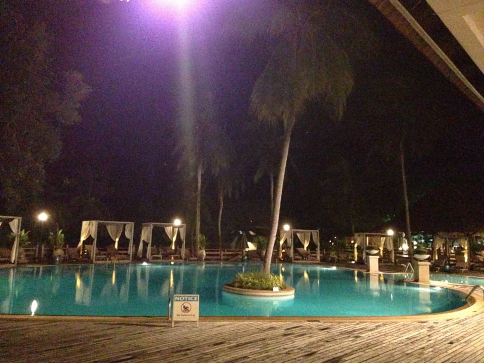 Pool bei Nacht Cape Panwa Hotel