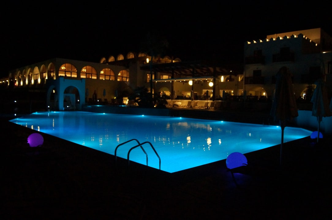 Pool am Abend TUI BLUE Oceanis Beach and Spa Resort