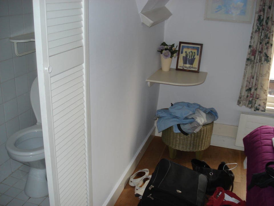 Toilette im Wandschrank- 1m neben dem Bett Hotel 1900