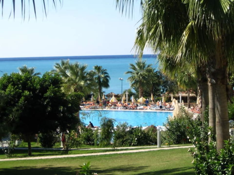 Parkanlage mit Blick auf den Pool Justiniano Club Alanya