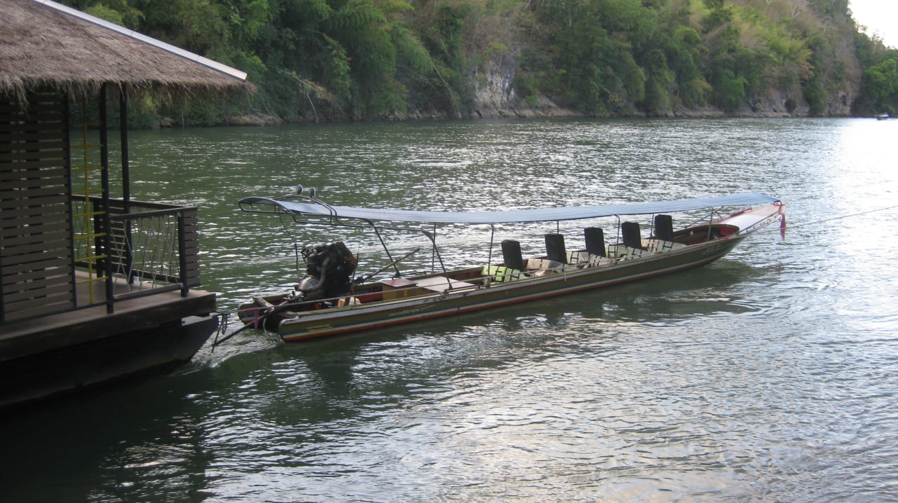 Mit diesem Schnellboot gehts zum Hotel River Kwai Jungle Rafts