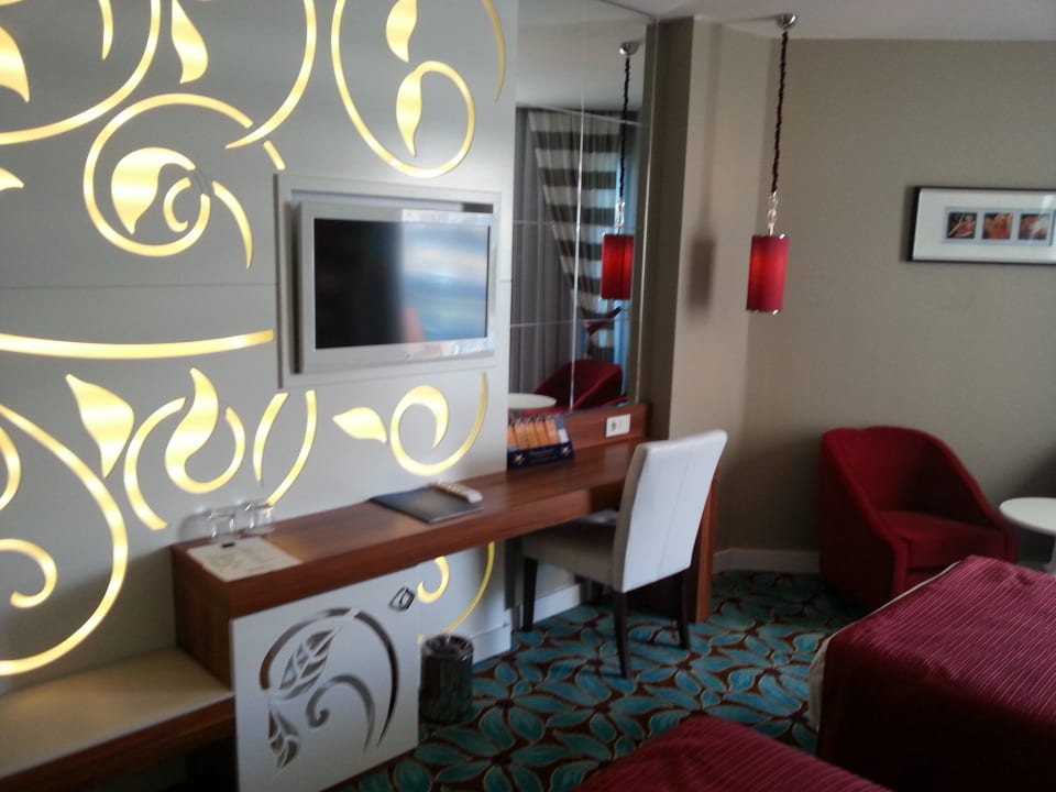 Schreibtisch mit Stuhl und TV Vikingen Infinity Resort & Spa