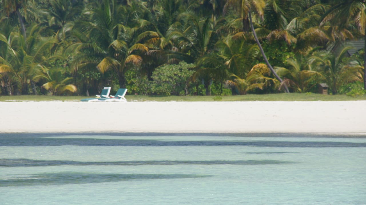 Blick vom Kanu in Richtung Bungalow 122 Meeru Maldives Resort Island