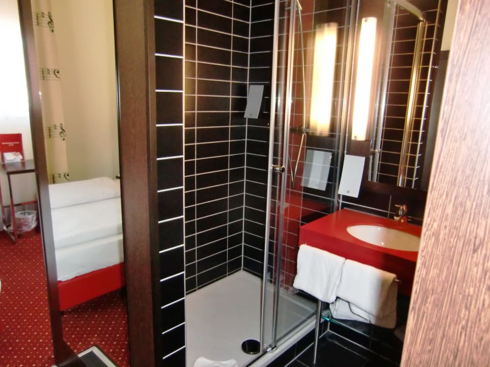 Bad Zimmer 2. Etage Best Western Plus Amedia Art Salzburg