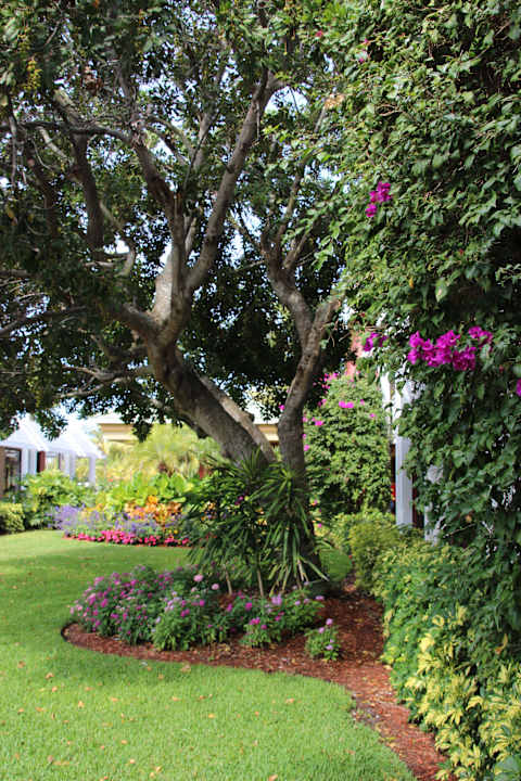 Schöne Gartenanlage im Innenhof Hotel Ramada Inn of Naples