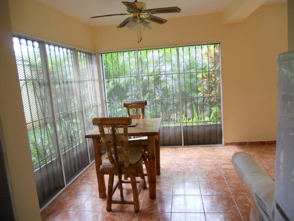 Coin repas salon appart 1 Ch avec jardin privé Villa Florie Condo