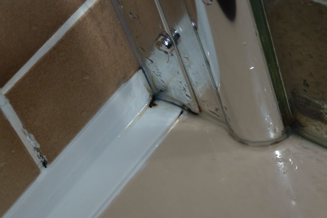 Schimmel an der Badewanne Flair Hotel Weinstube Lochner