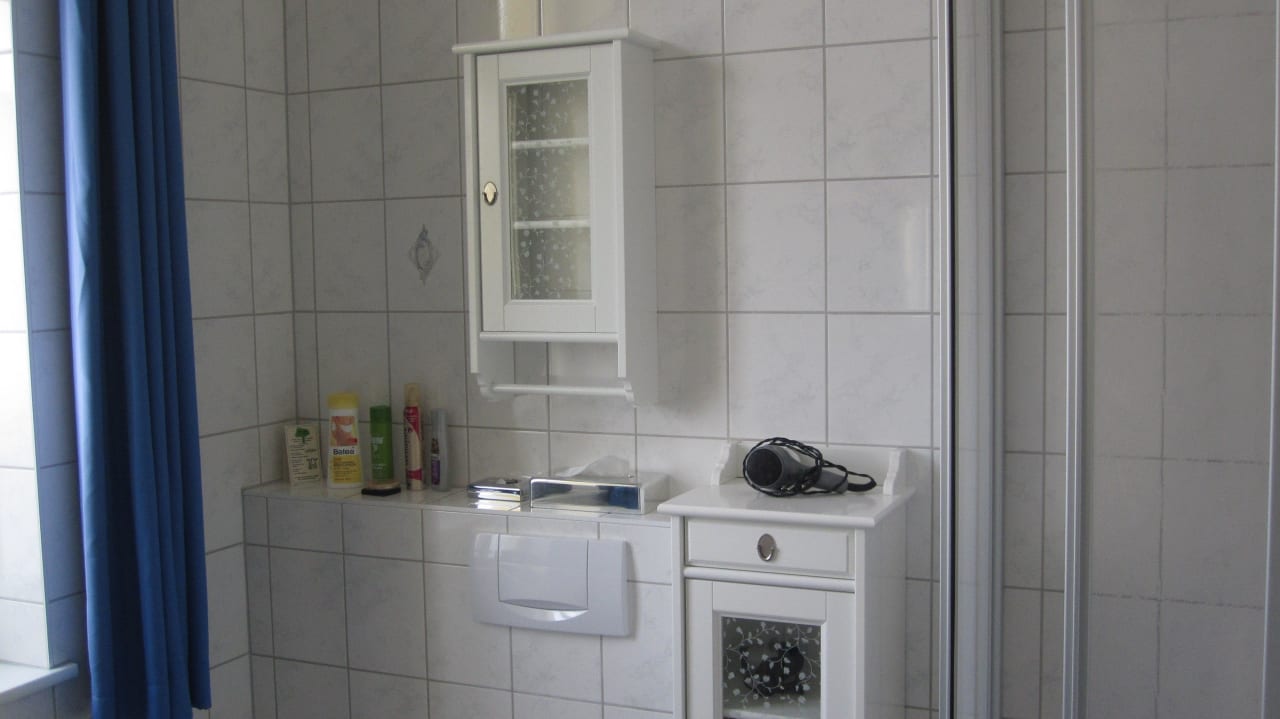 Das Badezimmer mit Fenster Hotel Villa Seeschlößchen