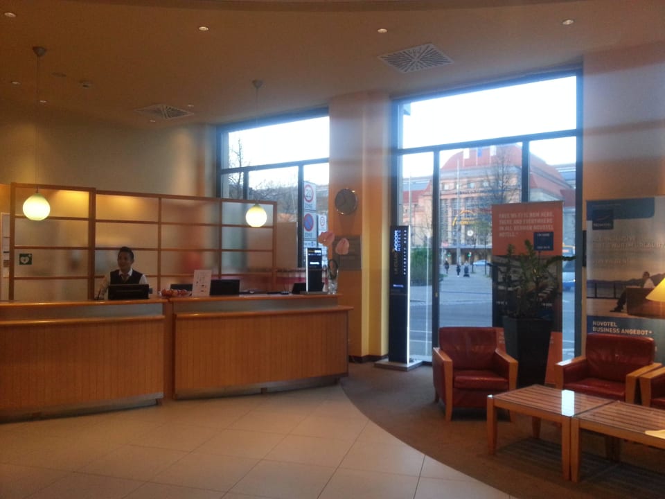 Rezeption mit Hauptbahnhof im Hintergrund Vienna House Easy by Wyndham Leipzig