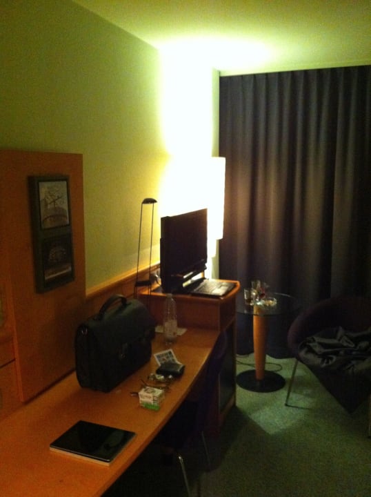 Fernseher und Schreibtisch Hotel Berlin, Berlin