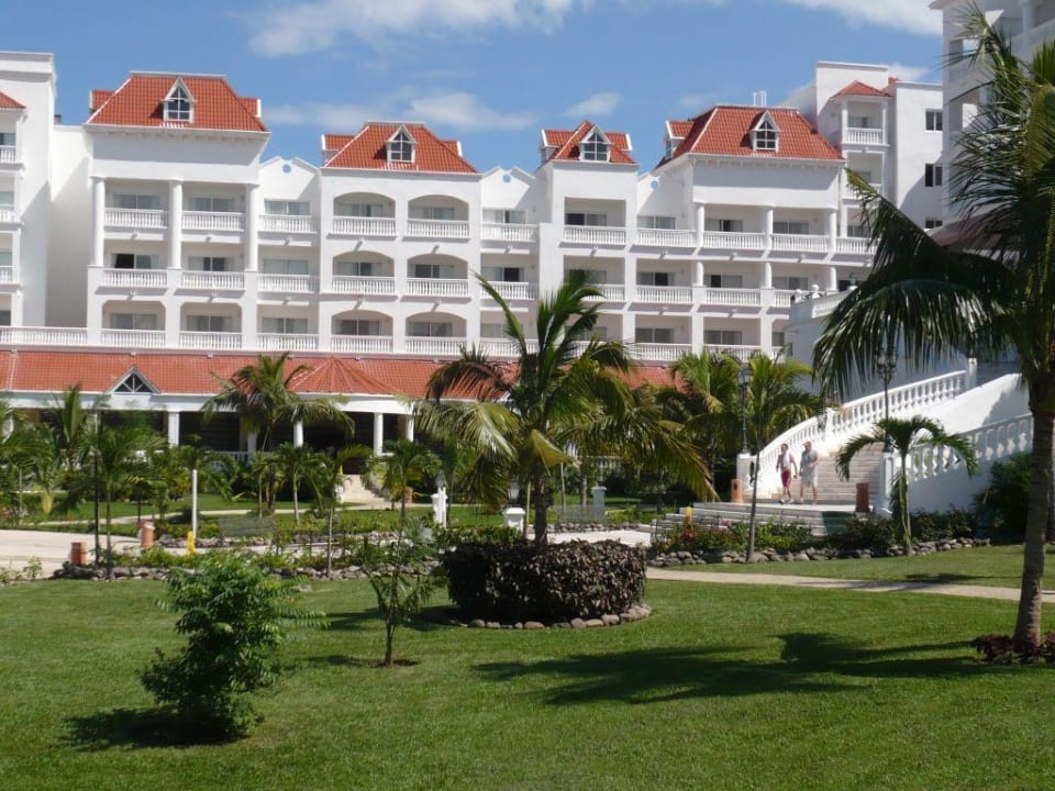 Haupthausansicht vom Garten Bahia Principe Grand Jamaica
