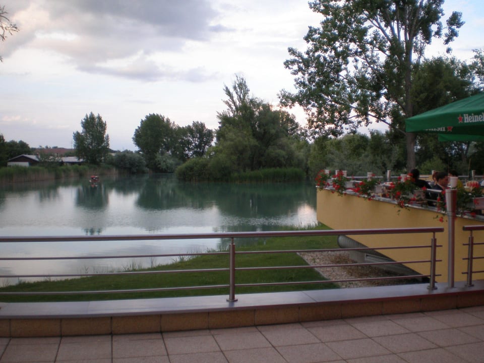 Pohľad na terasu a jazero pred hotelom Wellness Hotel Patince