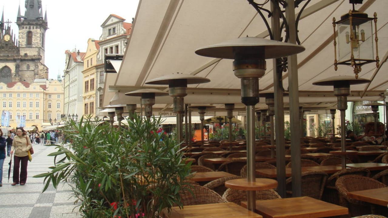 Terrasse direkt vorm Hotel mit 25  Wärmestrahlern Hotel U Prince