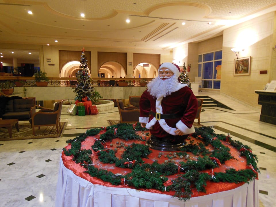 Père Noël et sapins dans le looby Hotel El Mouradi Djerba Menzel