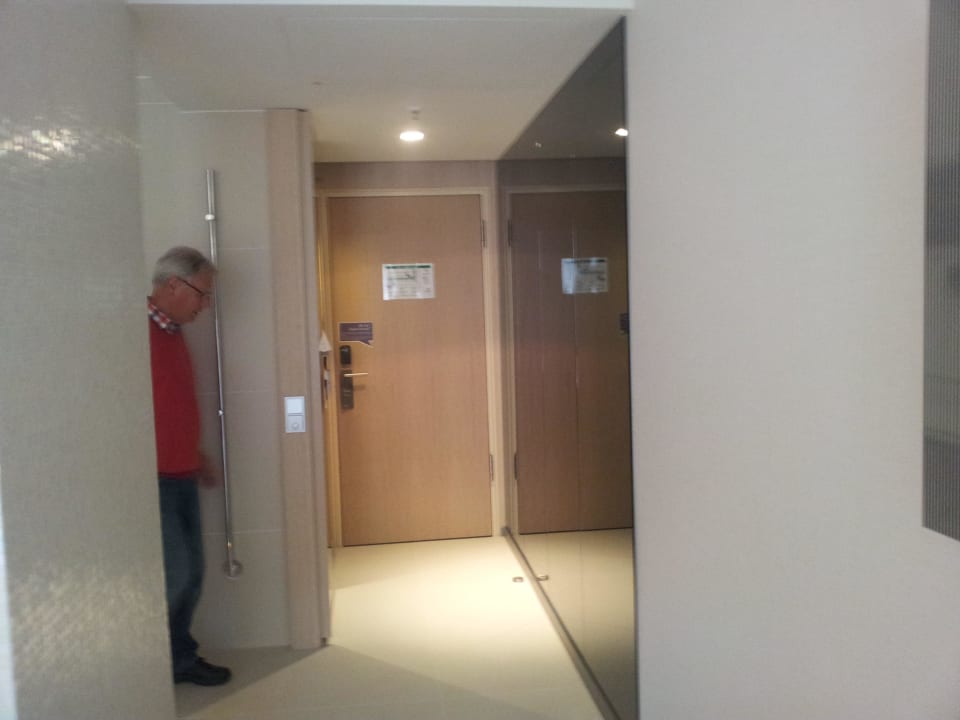 Eingang zum zimmer Barceló Hamburg