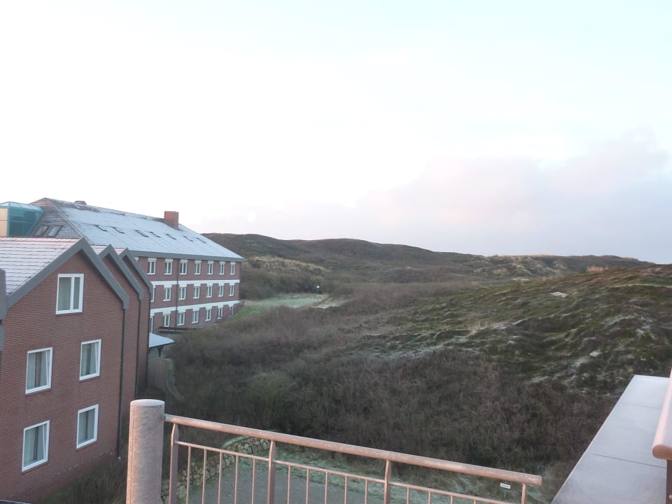Hinter Dünen liegt der  Weststrand Dünenhotel Alt-Rantum