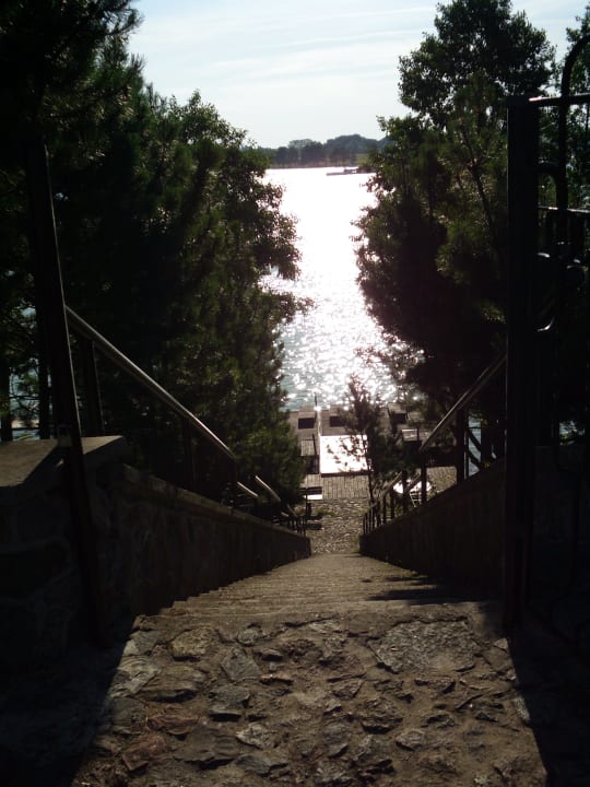 Weg zum See Hotel Mazurski Dworek