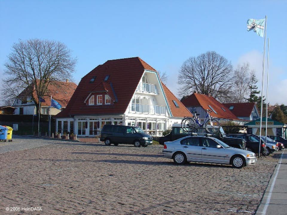 Blick vom Hafen auf die Pension Pension Mola
