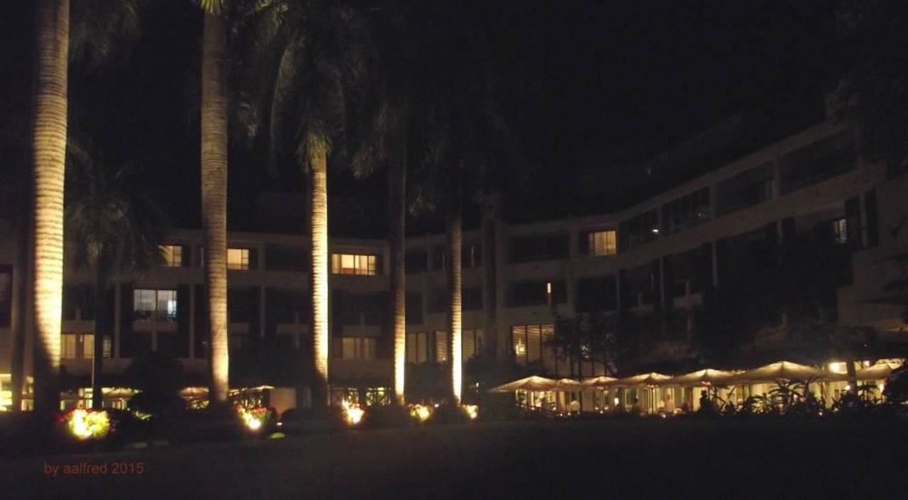 Pool am Abend Hotel Lanka Princess Ayurveda