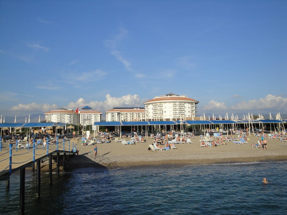 Blick vom Steg auf Strand und Hotel Seaden Sea World Resort & Spa
