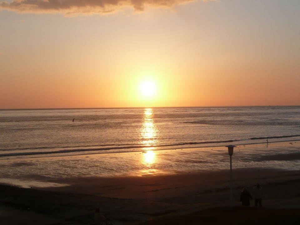 Sonnenuntergang vor dem Hotel Pique Strandhotel Pique