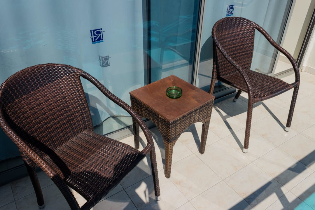 Sitzgelegenheit auf dem Balkon Hotel Calypso Beach