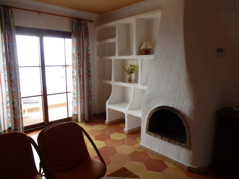 Wohnbereich und Balkonausgang Hotel Aldea Cala Fornells 2