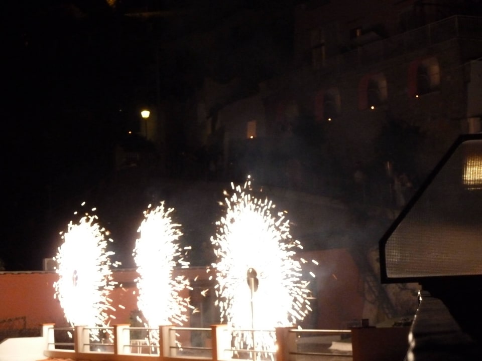 Kleines Feuerwerk auf der Terrasse Hotel Casa Rosa Terme