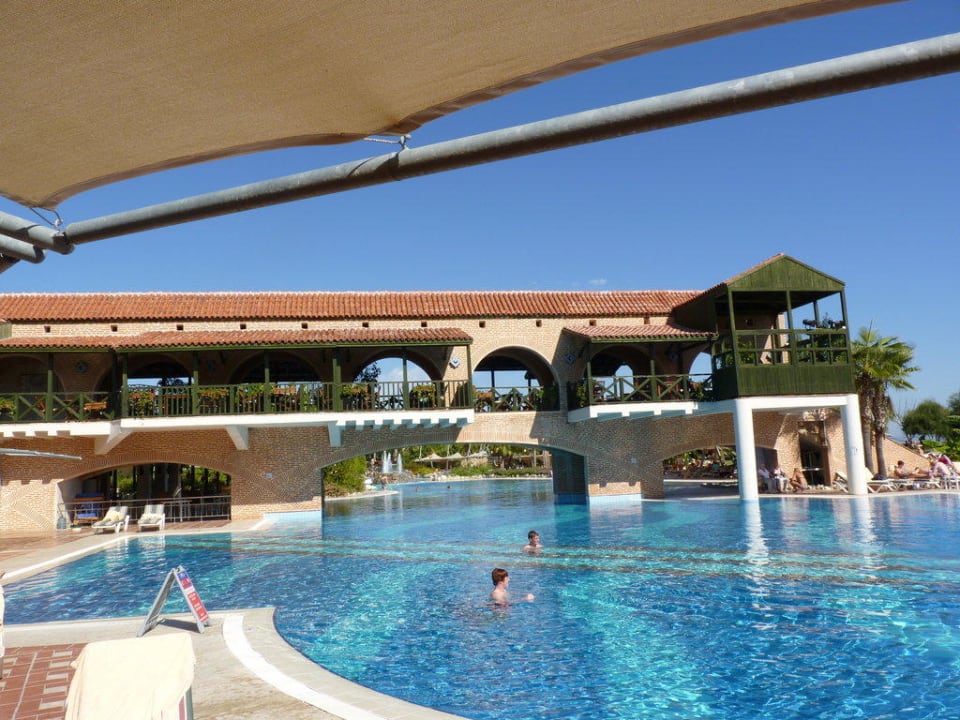 Italienisches Restaurant über dem Pool Limak Limra Hotel & Resort