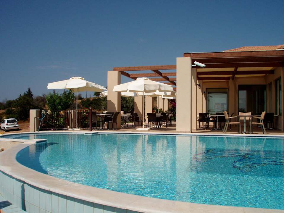 Pool mit Blick auf die Terrasse davor Hotel Livadakia Village