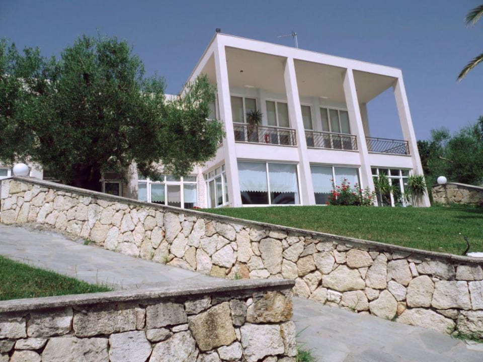 Jadalnia widok z basenu Iris Hotel