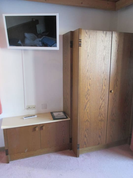 Schränke im Zimmer Hotel Hubertushof Hinterglemm