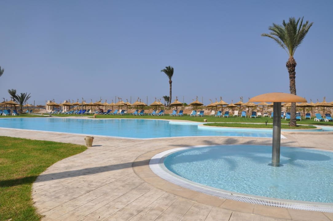 Ein Teil des Pools Monarque Club Rivage