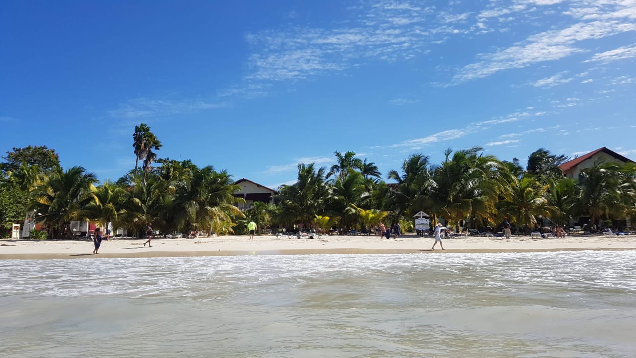 Hotel und STrand vom Wasser aus Charela Inn Hotel